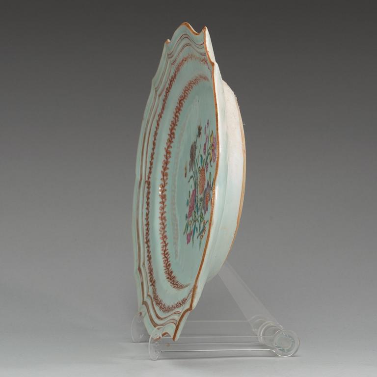 A famille rose serving dish, Qing dynasty, Qianlong (1736-95).