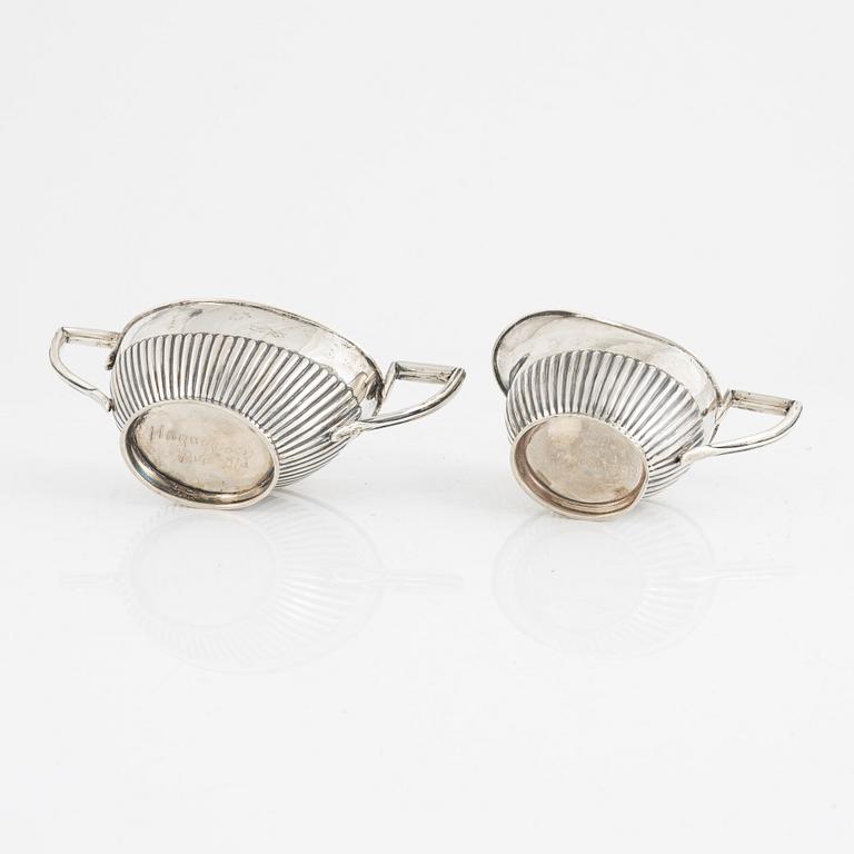 K Anderson, sockerskål och gräddkanna, 2 delar, silver, Stockholm 1908. Gustaviansk stil.