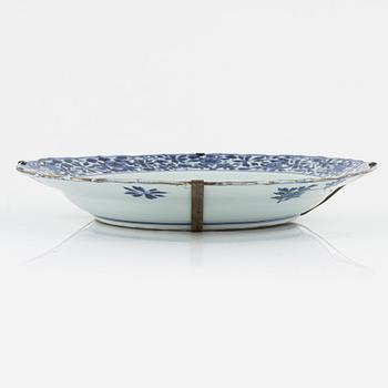 A blue and white porcelain dish, China, Kangxi (1662-1722).