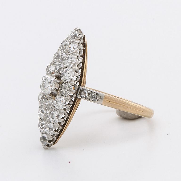 Ring 18K guld o platina m gammalslipade diamanter ca 1 ct totalt, Stockholm 1906.
