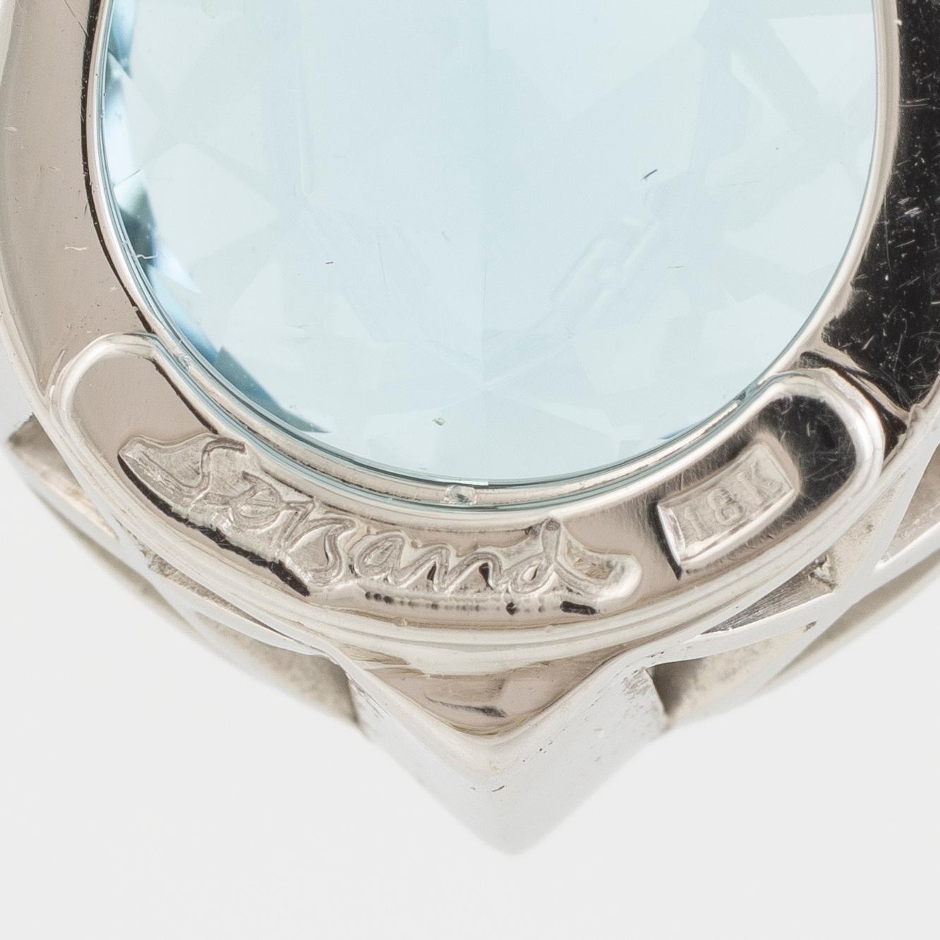 Hängsmycke, Sørsand, 18K vitguld med droppslipad akvamarin och prinsess- och briljantslipade diamanter.