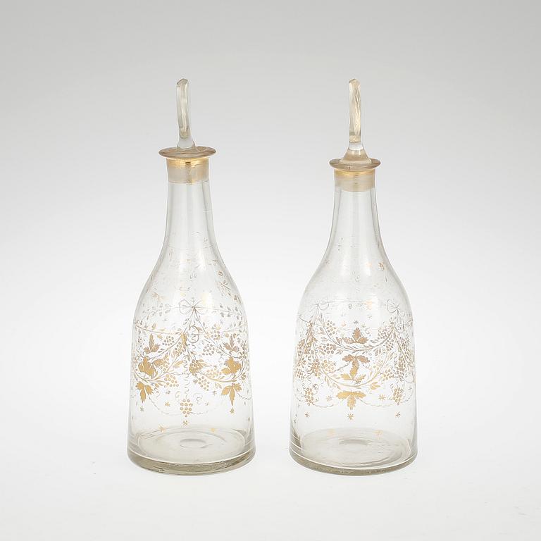 KARAFFER; ett par, glas, omkring 1800.
