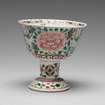 140. A famille verte stemcup, Qing dynasty, Kangxi (1662-1722).