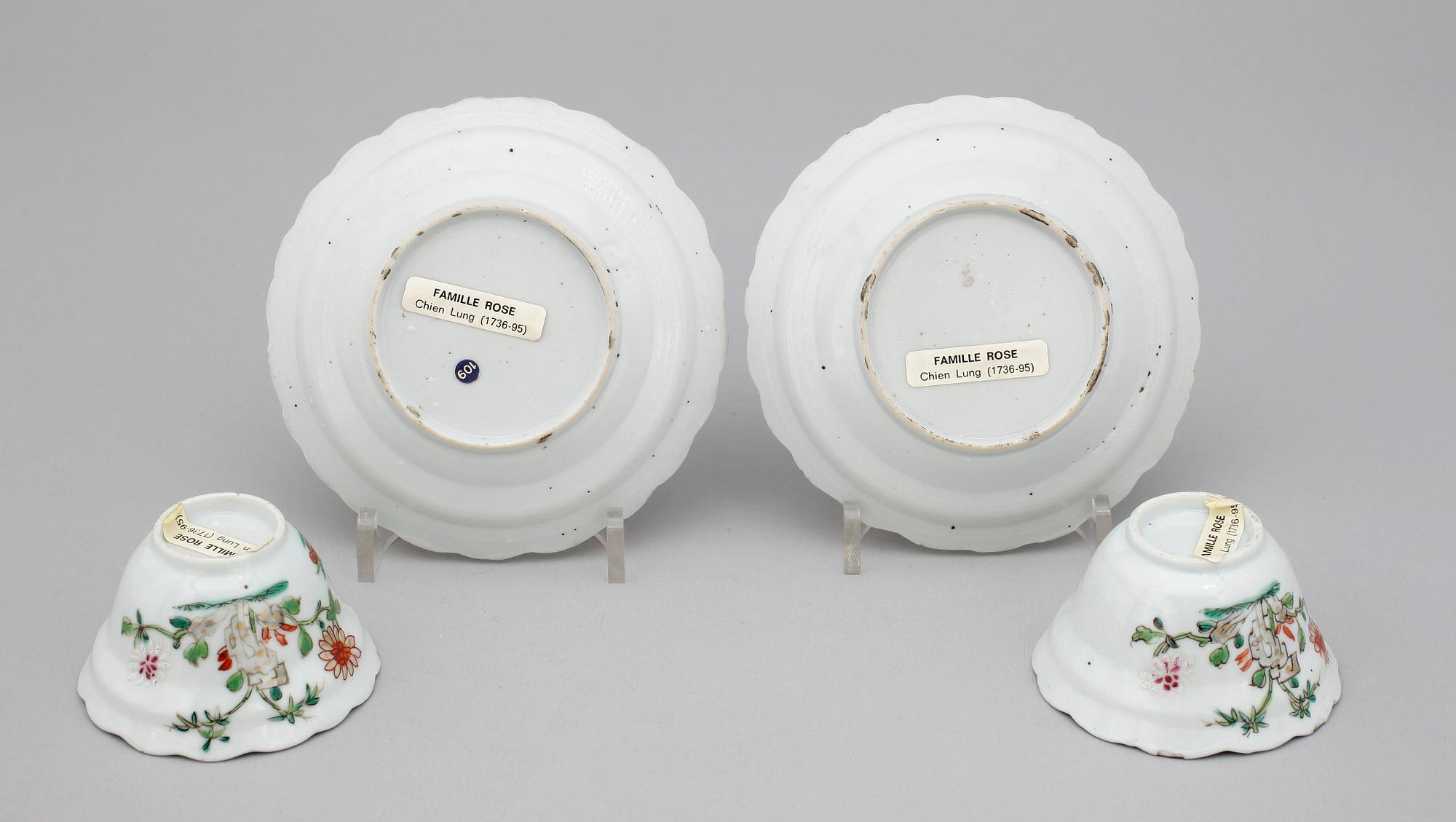 KOPPAR MED FAT, ett par, porslin, Qianlong, Kina 1700-tal.