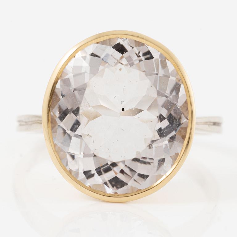 Ring, 18K gold with oval morganite 6.99 ct.