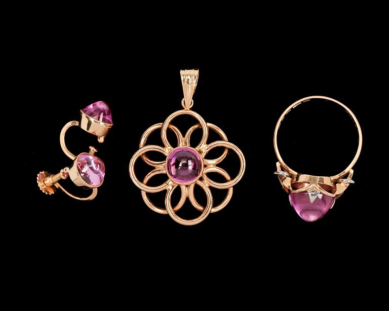 SMYCKESSET, 4 delar, 18 K guld med rosa sten, bl a Stigbert, 1952-57. Ca 18 gr.