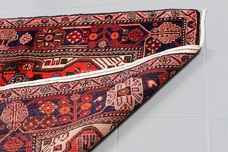 A NAHAVAND RUG, 158 x 110 cm.