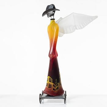 Kjell Engman, Bevingad figur i röd rock.