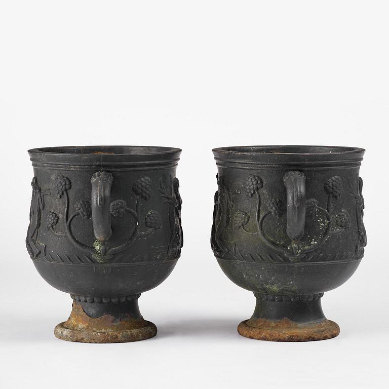 Ivar Johnsson, trädgårdsurnor, ett par, "Diana", Näfveqvarns bruk, Swedish Grace.