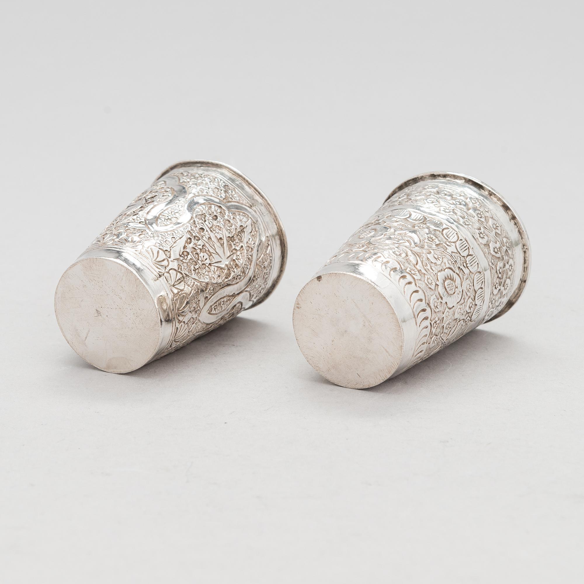 Silverföremål, 9 st: fat, tre servettringar och fem bägare, sannolikt Indien, 1900-tal.