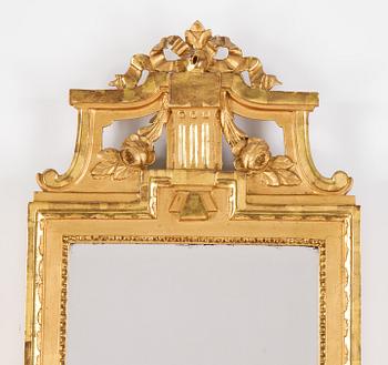 A gustavian giltwood and parcel-gilt mirror by Johan Åkerblad (master 1758-1799).