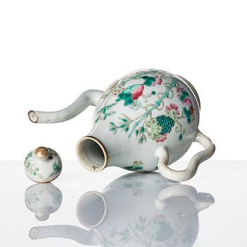 A famille rose pot with cover, late Qing dynasty, 19th Century.