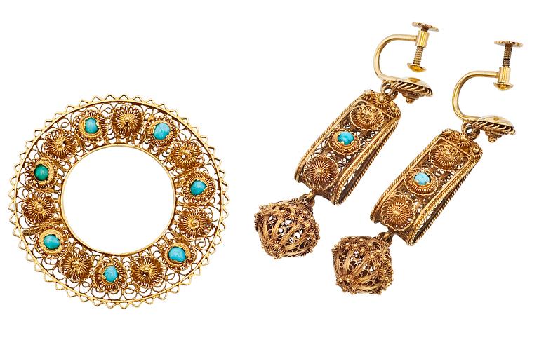 A BROOCH AND EARRINGS.