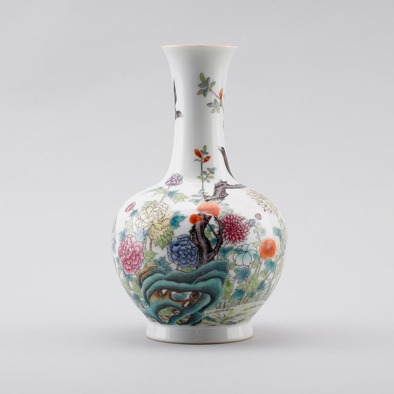VAS, porslin, Kina, bär Qianlongs märke, Sannolikt 1900-tal.