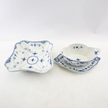 Royal Copenhagen, servis, 92 delar, "Musselmalet halvblonde" , Royal Copenhagen, Danmark.