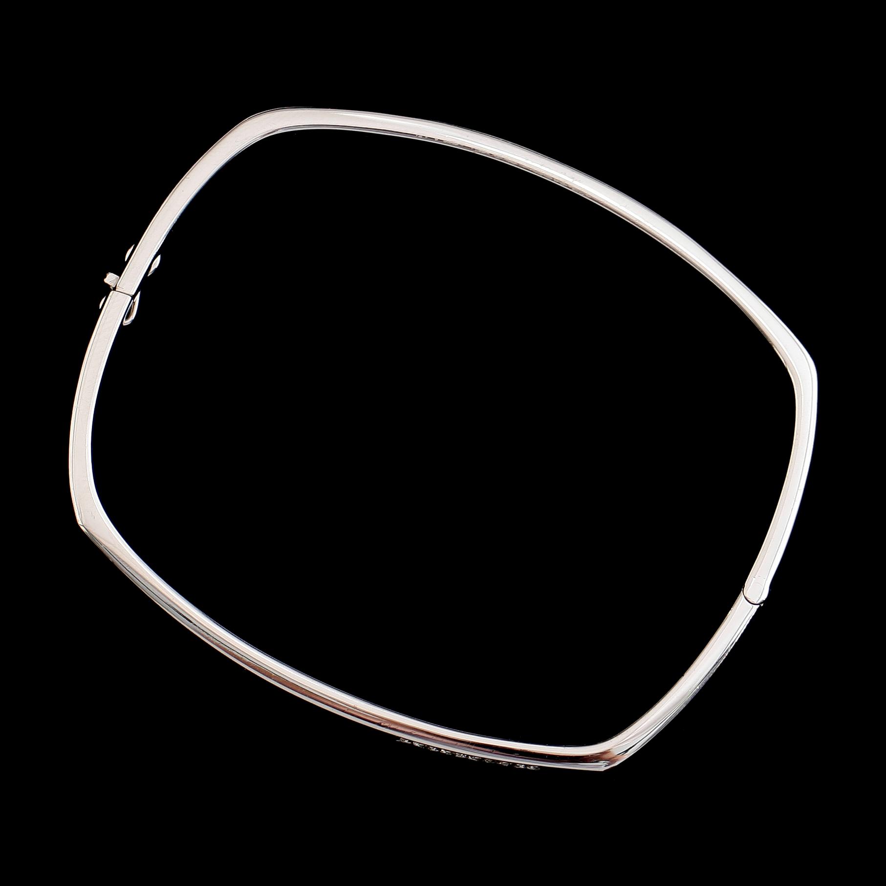 ARMRING, 18 k vitguld, briljantslipade diamanter. Vikt ca 10,6 g.