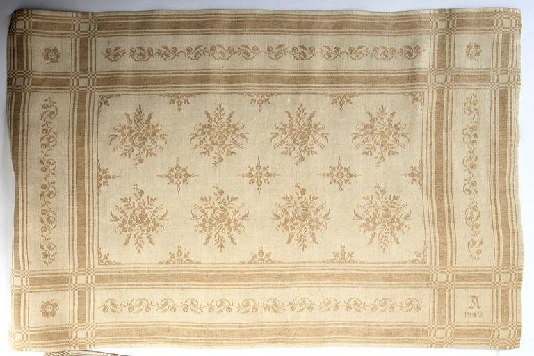 Tabletter/dukar två st varav en Systrarna Svensson Hagestad damast 1900-talets mitt ca 46x34 cm och 54x37 cm.