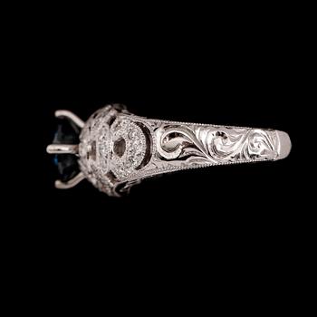 RING, 18 k vitguld, briljantslipad diamant ca 1.92 ct, mindre diamanter tot ca 0.75 ct. Tot. ca 2.67 ct.