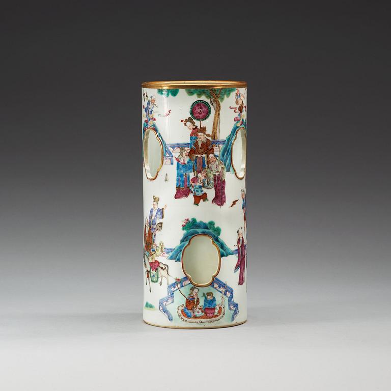 PERUKSTOCK, porslin. Sen Qing dynastin, 1800-tal. Med Tongzhi sigillmärke.