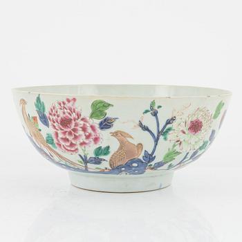 A famille rose bowl, Qing dynasty, Qianlong (1736-95).