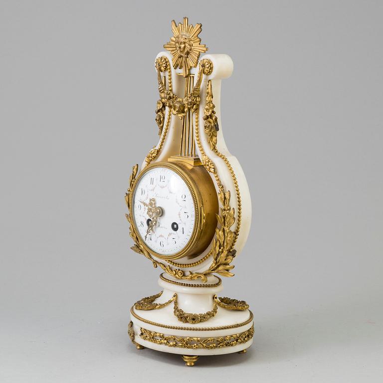 A FRENCH TABLE CLOCK, Louis XVI-style, first half of the 20th century.
