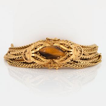 An 18K gold bracelet set with cat's-eye quartz.