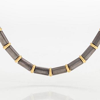 Collier, svartrodinerat 18K guld och diamanter, Tillander, Helsingfors 2005.