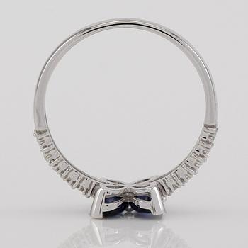 RING, 18K vitguld, diamanter tot ca 0.19 ct. och safirer tot 0.66 ct.