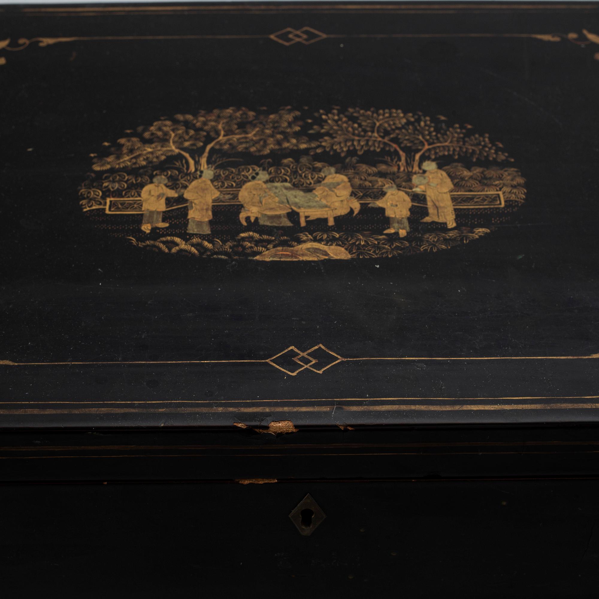 A chest, late Qing dynasty, 19th Century.