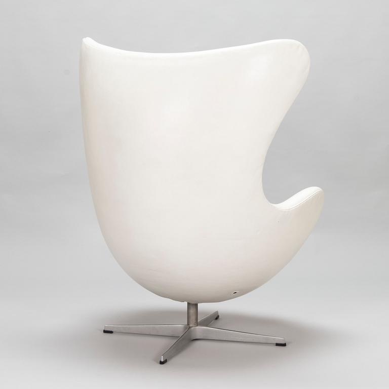 Arne Jacobsen, fåtölj, "Ägget", Fritz Hansen, Danmark, 2001.