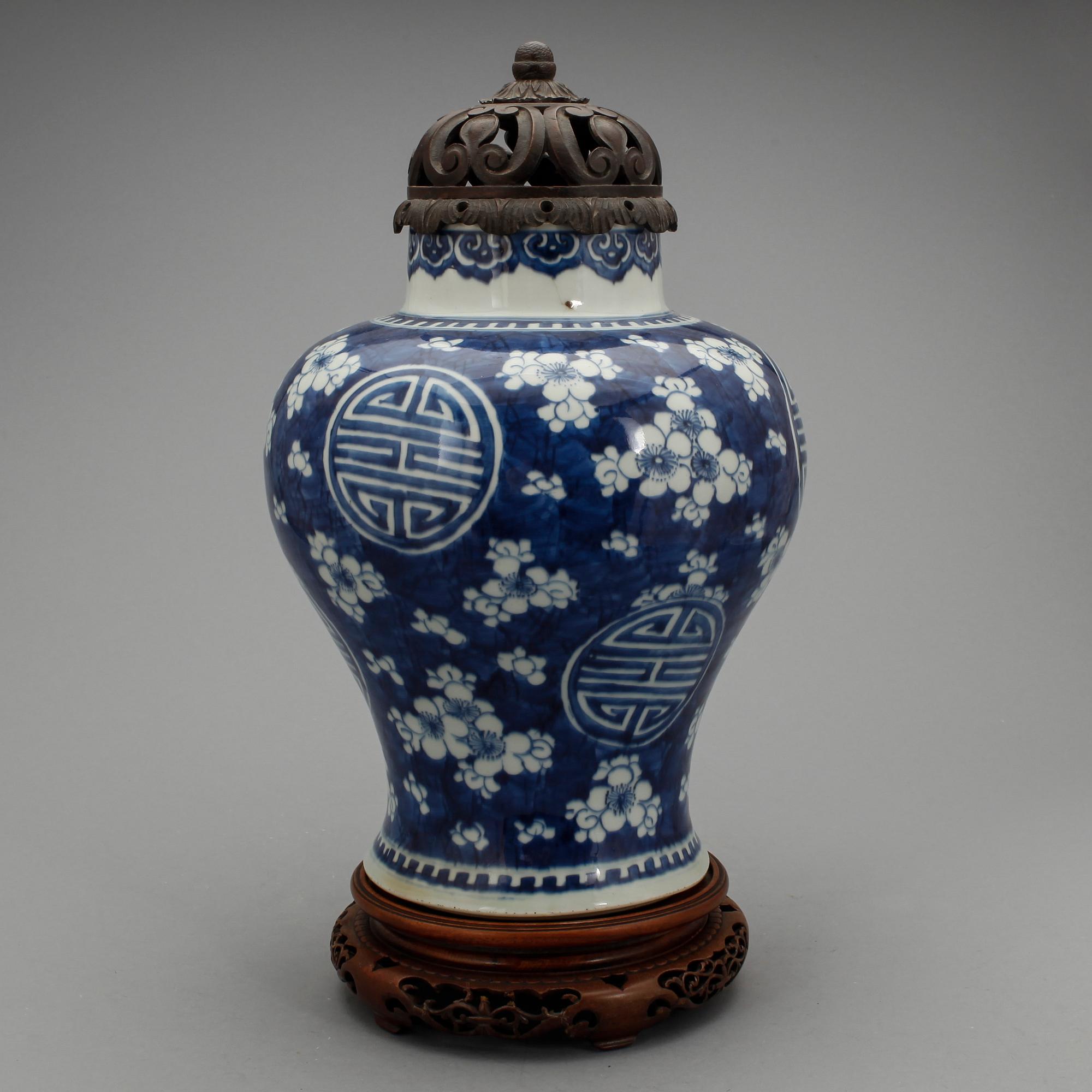 URNA med LOCK och STÄLL, porslin, Kangxi-stil, 1900-tal.