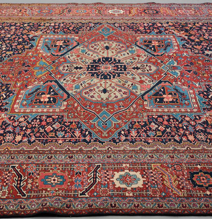 Matto, a semi-antique West Persian, ca 466,5-470,5 x 334,5-350 cm.