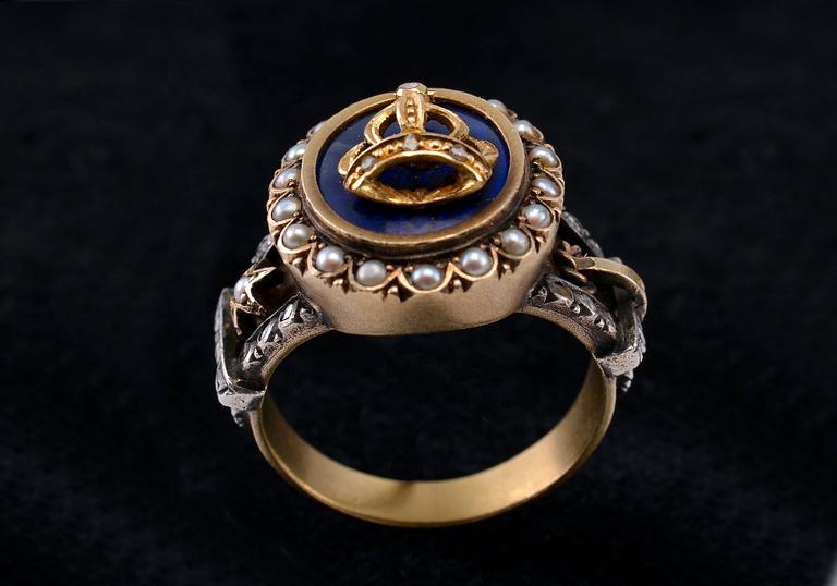 A RING, rose cut diamonds, oriental pearls, enamel. 18 K gold England late 1800 s. Weight 8 g.