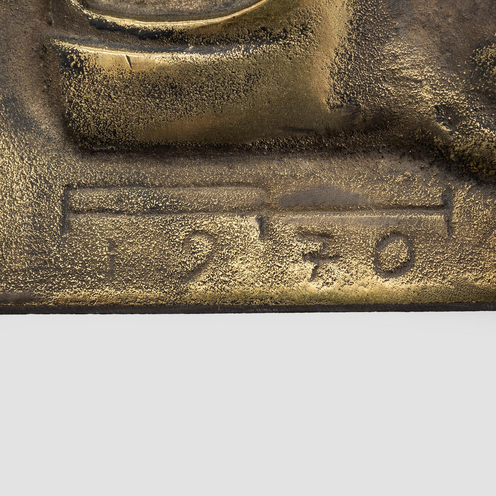 Armas Hutri, ovenkolkutin, pronssia, signeerattu massaan AH ja päivätty 1970.