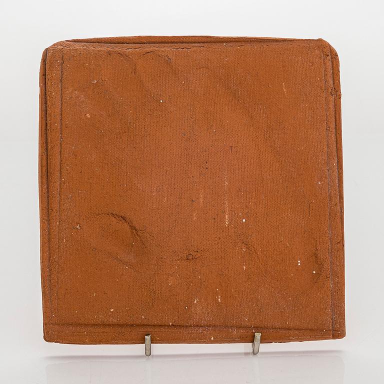 Kyllikki Salmenhaara, reliefi, rödlera, avtryck av konstnärens hand, osignerad.