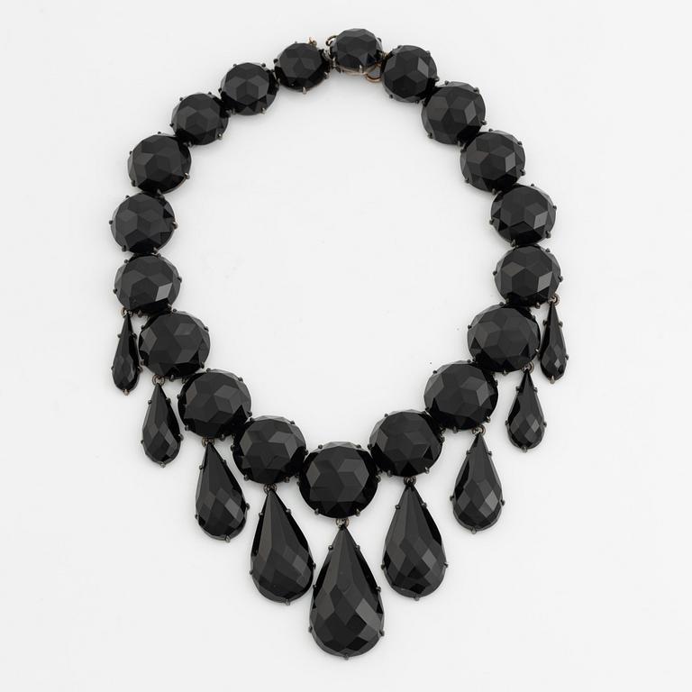 Garniture, mourning jewelry, 4 pieces, late 19th century.