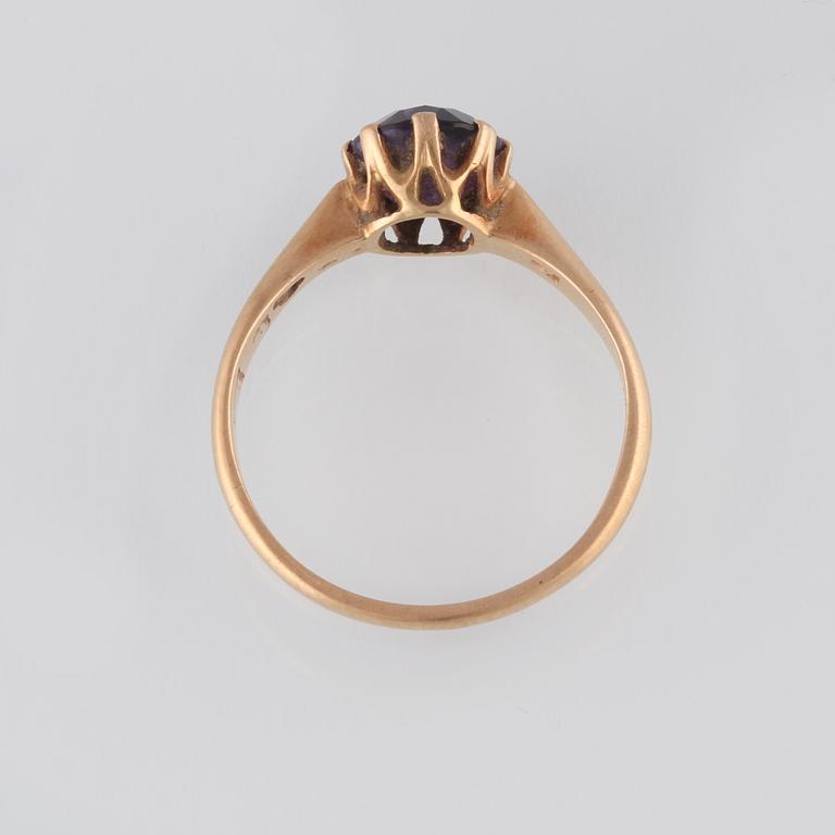 RING, 18K guld med fasettslipad ametist, kattfotstämplad. Vikt 2,6 gram.