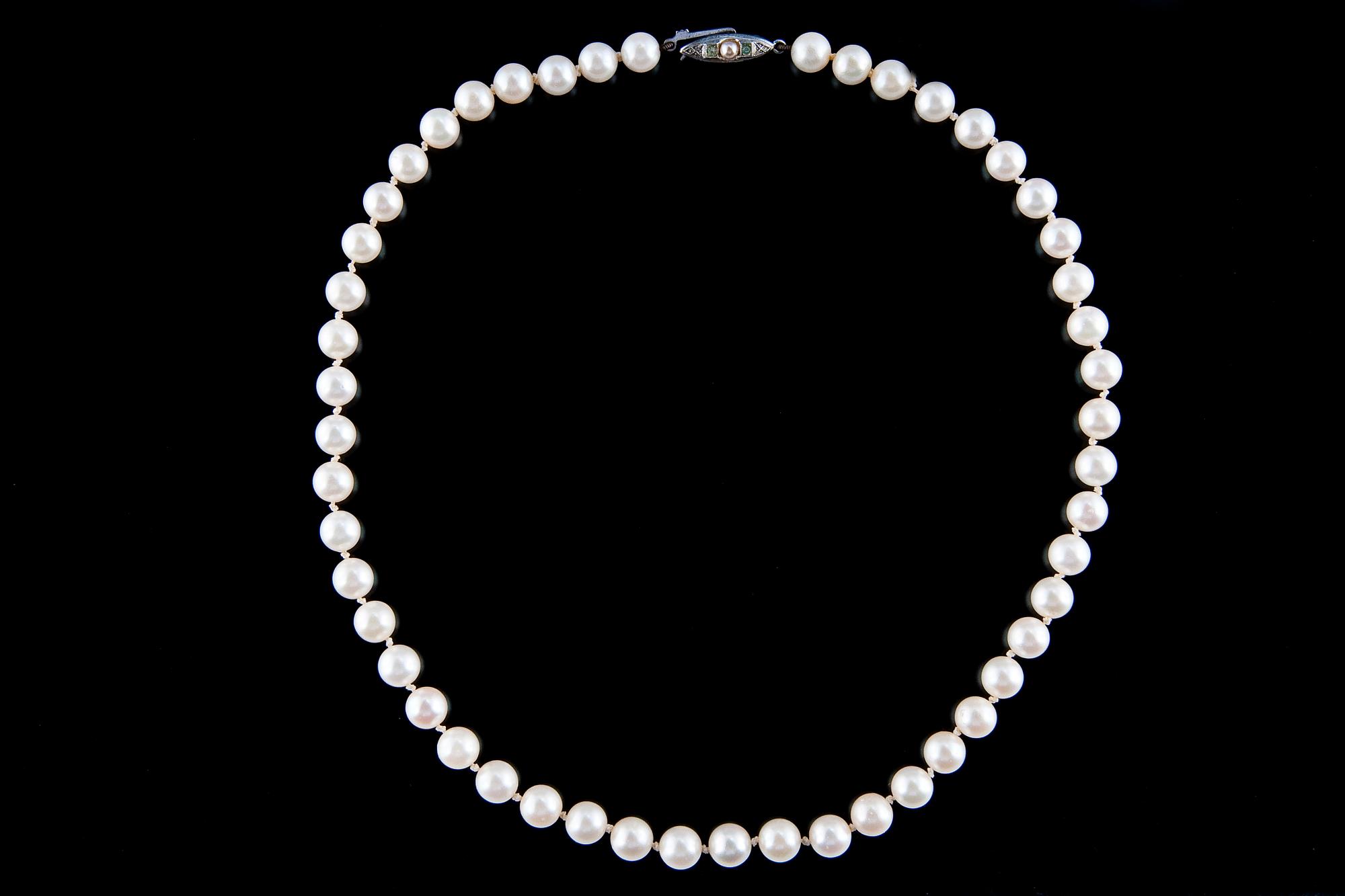 PÄRLHALSBAND.