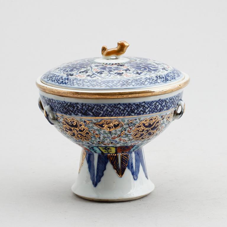 LOCKSKÅL PÅ FOT, med insats, porslin, Kina, sannolikt 1800-talets första hälft.