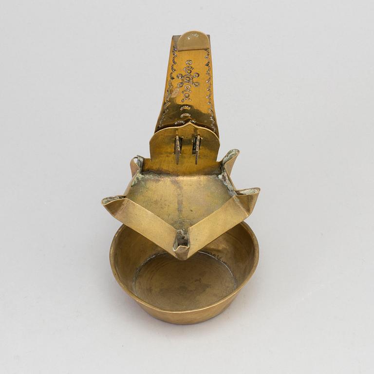 AN 18TH CENTURY BRASS OIL LAMP.