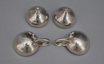 SALT- OCH PEPPARSTRÖARE, ett par, sterling silver, Harald Nielsen, Georg Jensen, Danmark 1945-1951. Tot vikt ca 68.