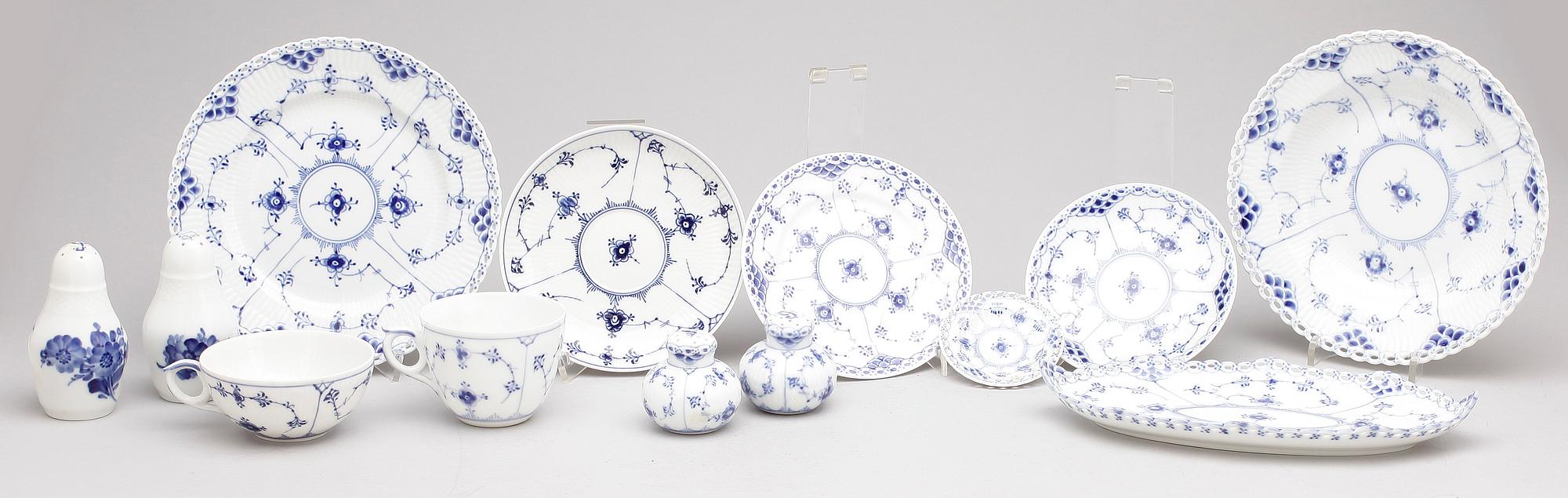 SERVIS, 57 delar, porslin, 'musselmalet', främst 'helblond', Royal Copenhagen, Danmark. 1900-talets andra hälft.