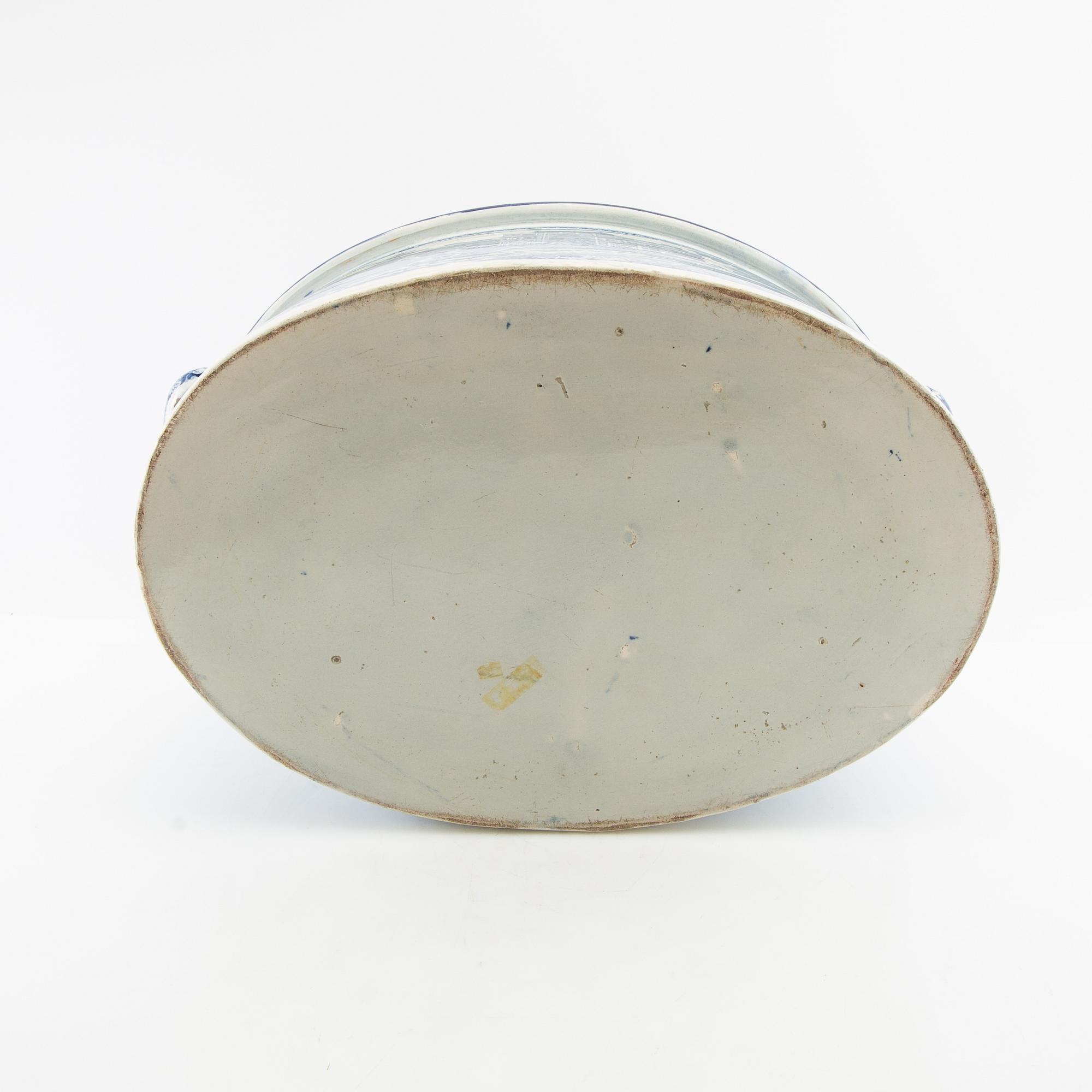 Jardinière England early 20th century porcelain.