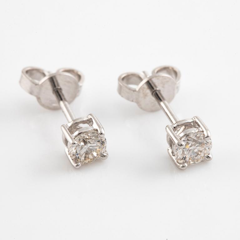 Örhängen med briljantslipade diamanter.