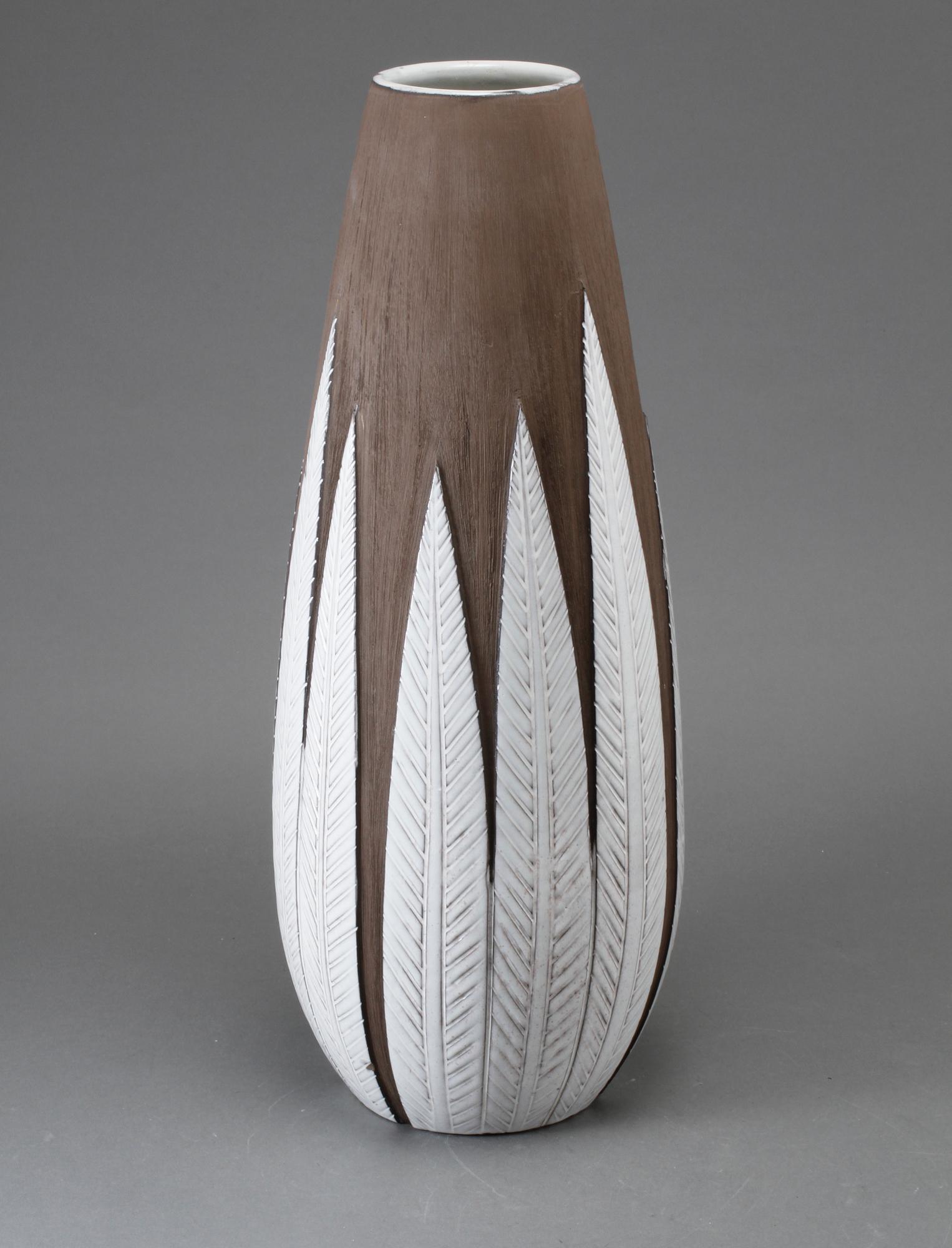 GOLVVAS, stengods, "Paprika", Anna-Lisa Thomson, Upsala Ekeby, i produktion 1951-1969.