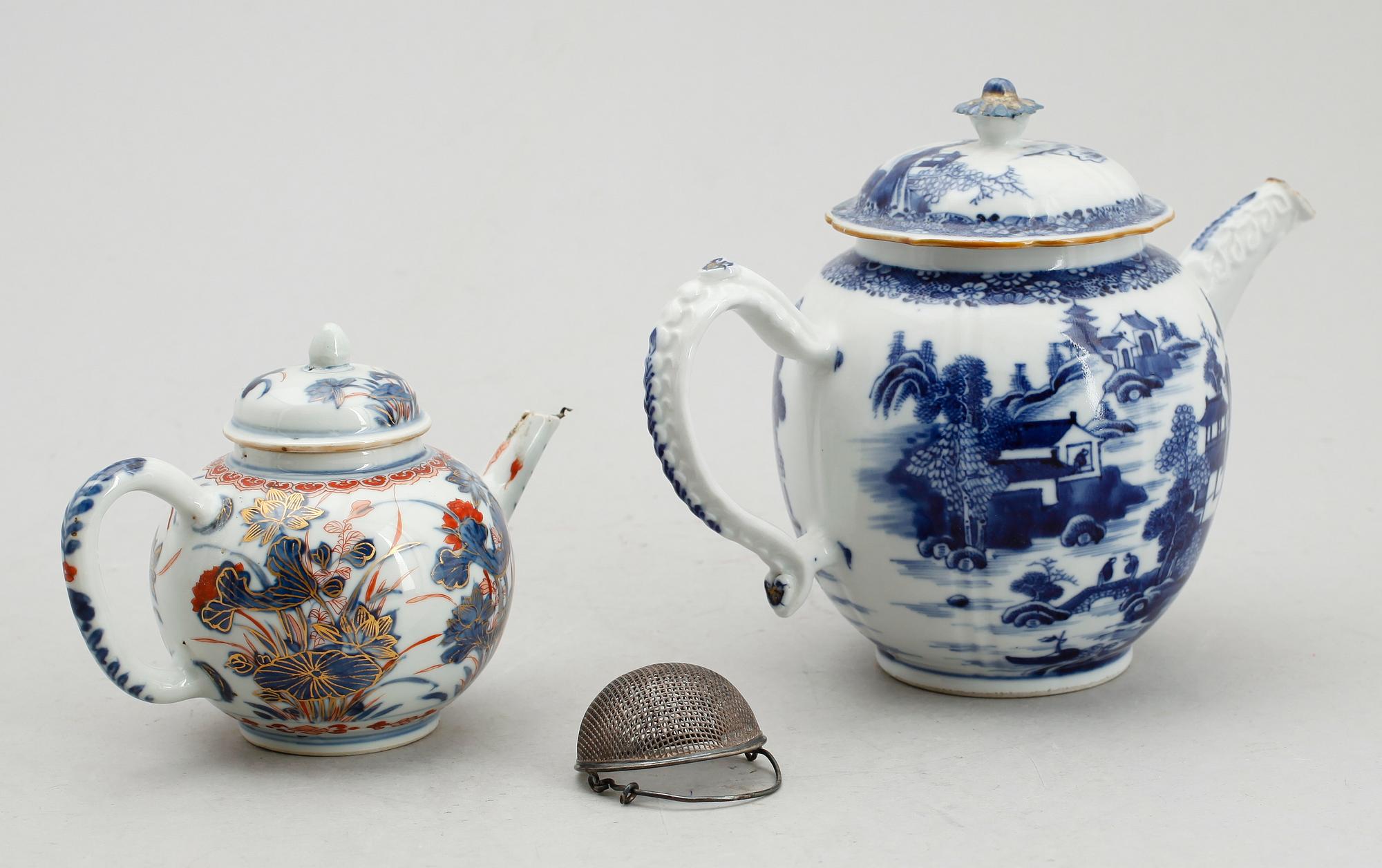 TEKANNOR, 2 st, porslin, Kina, 1700-tal. Samt TESIL, silver, Birmingham 1901.