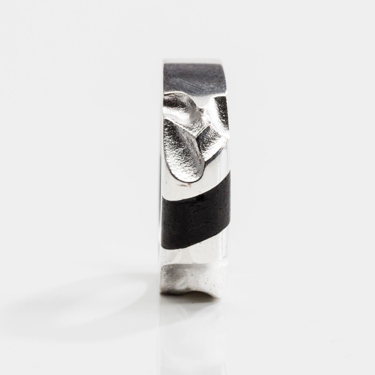 RING, sterling silver och ebenholts, "Bantu" Zoltan Popovits, Lapponia 1996. Vikt 6,6 g.