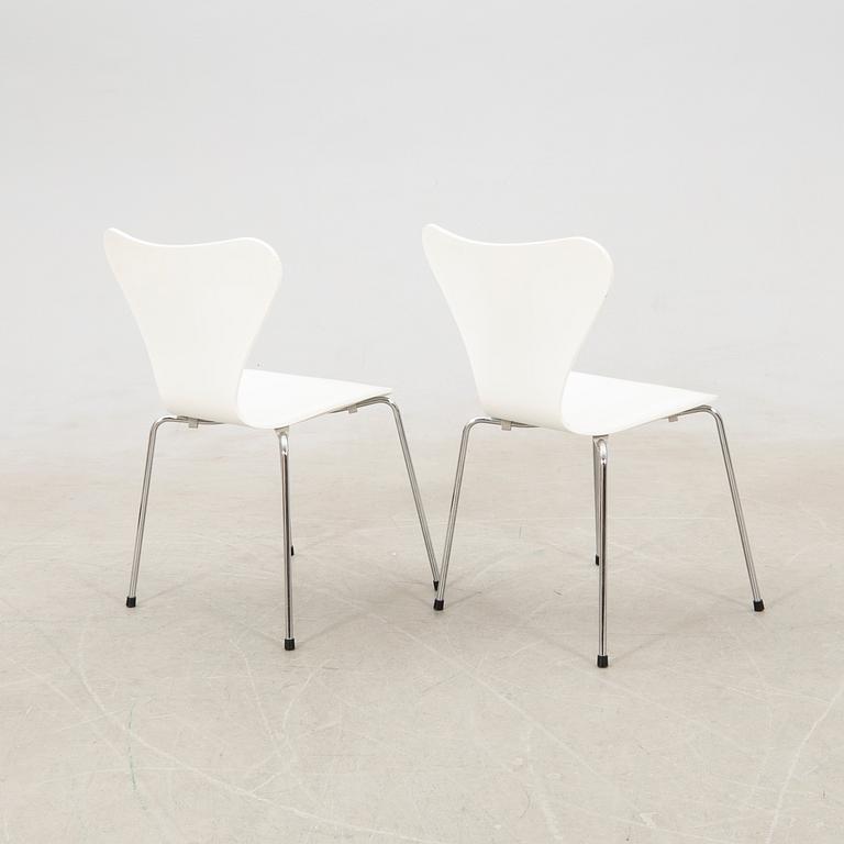 Arne Jacobsen, stolar, 2 st, "Sjuan", Fritz Hansen, Danmark, 2002.