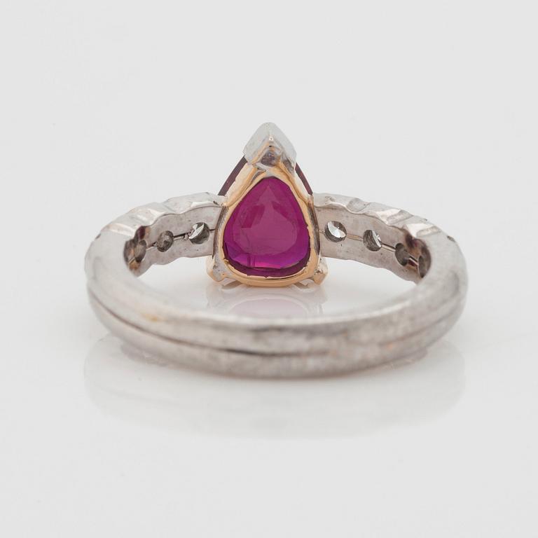 RING, Mandelstam 'Stardust', med droppslipad rubin, 2.17ct, samt briljantslipade diamanter, totalt 1.25 ct.