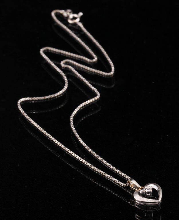 HÄNGEN, 2 st, 18k vitguld samt sju små briljantslipade diamanter.